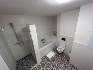 bagno bianco con doccia e servizi igienici di Shon apartment Old Town a Bratislava