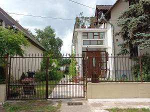 una puerta delante de una casa en Tőserdő, en Lakitelek