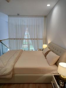 Uma cama ou camas num quarto em Luxury Apartment by the Sea with Amazing Amenities at Pearl Qatar