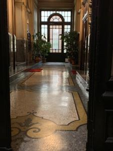 um corredor com piso em azulejo num edifício em Charming renovated apartment in Turin- 2 Bathrooms em Turim