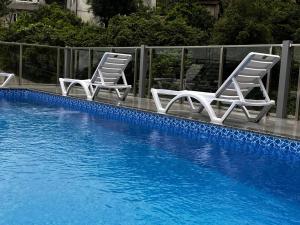 Kolam renang di atau dekat dengan nira hotel