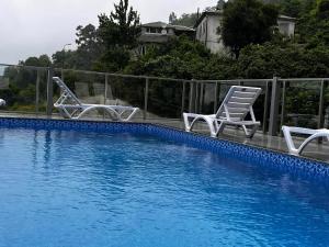 Kolam renang di atau dekat dengan nira hotel