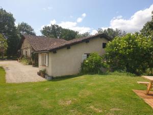 una casa con un patio de hierba delante de ella en En Françaison Gîte en Lomagne Gersoise, 