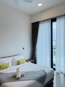 - une chambre avec un grand lit et une grande fenêtre dans l'établissement ASTRA at Opus Residences Kuala Lumpur, à Kuala Lumpur
