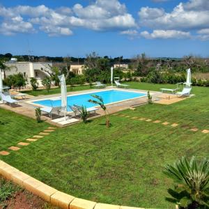 una imagen de una piscina en un patio en Tenuta Ciullo, en Marina di Pescoluse