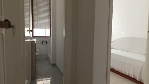 um quarto com uma cama, uma janela e uma porta em Vela Latina em Soverato Marina