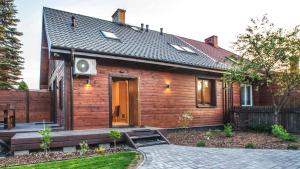 a wooden house with a bench in front of it at Dom Płociczno-Osiedle koło Suwałk 