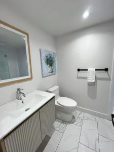 uma casa de banho branca com um WC e um lavatório em Tremblant Studio Scandinave by My Tremblant Location em Mont-Tremblant