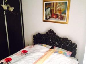 Una cama con dos rosas rojas encima. en Debar Maalo Apartment, en Skopje