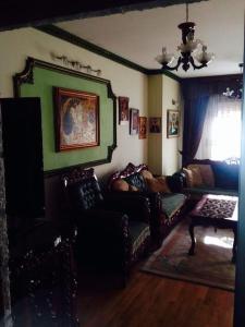 - un salon avec deux canapés et une télévision dans l'établissement Debar Maalo Apartment, à Skopje