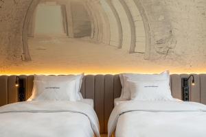 dwa łóżka siedzące obok siebie w pokoju w obiekcie Villa Boutique Hotel w mieście Mukaczewo
