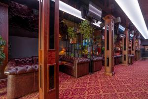 un bar avec des canapés en cuir et un salon de coiffure dans l'établissement Villa Boutique Hotel, à Moukatcheve