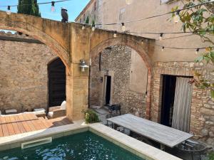Bazén v ubytovaní Can Met Mosso, Casa rural con Piscina Climatizada alebo v jeho blízkosti