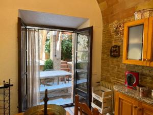 Kuchyňa alebo kuchynka v ubytovaní Can Met Mosso, Casa rural con Piscina Climatizada