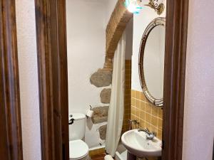 Kúpeľňa v ubytovaní Can Met Mosso, Casa rural con Piscina Climatizada