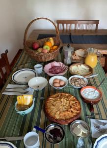 een tafel met eten en een fruitmand bij B&B Casa Gaia in Meano