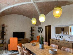 Televízia a/alebo spoločenská miestnosť v ubytovaní Can Met Mosso, Casa rural con Piscina Climatizada
