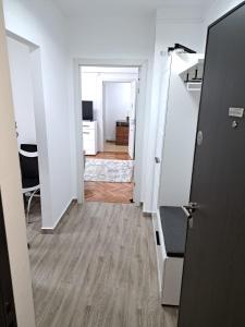 un pasillo con una puerta que conduce a una habitación en Apartament 2 camere en Zalău