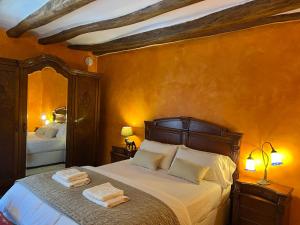 Posteľ alebo postele v izbe v ubytovaní Can Met Mosso, Casa rural con Piscina Climatizada