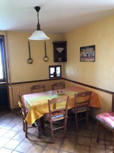 a dining room with a table and chairs at Gîte de la Croix Mandet 