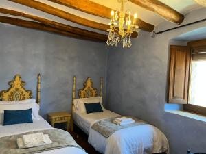 Posteľ alebo postele v izbe v ubytovaní Can Met Mosso, Casa rural con Piscina Climatizada + 37 fotografií