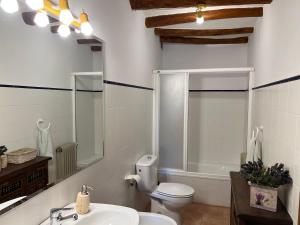 Kúpeľňa v ubytovaní Can Met Mosso, Casa rural con Piscina Climatizada