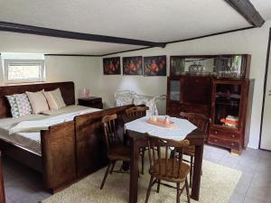 的住宿－Haus Lilli，卧室配有一张床和一张桌子及椅子