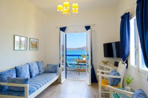 Televízia a/alebo spoločenská miestnosť v ubytovaní Marilena Seaside House
