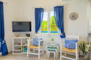 TV a/nebo společenská místnost v ubytování Marilena Seaside House