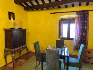 Posedenie v ubytovaní Can Met Mosso, Casa rural con Piscina Climatizada