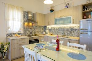 Kuchyň nebo kuchyňský kout v ubytování Marilena Seaside House