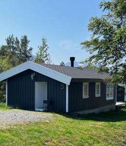 ein schwarzes Haus mit einem Gameradach in der Unterkunft Nothaugen AS in Nordheim