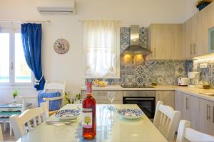 Kuchyň nebo kuchyňský kout v ubytování Marilena Seaside House