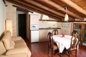 cocina y comedor con mesa y sillas en Casa Morató, en Beceite