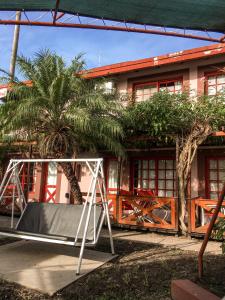 uma rede em frente a uma casa com palmeiras em LOS ALAMOS em Federación