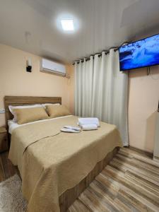 1 dormitorio con 1 cama con 2 toallas en Studio small in the center of old Tbilisi, en Tiflis