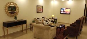 Oleskelutila majoituspaikassa Impeccable 3-Bed Apartment in Lahore