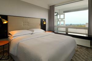 Postel nebo postele na pokoji v ubytování Four Points by Sheraton Munich Arabellapark