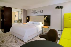 Postel nebo postele na pokoji v ubytování Four Points by Sheraton Munich Arabellapark