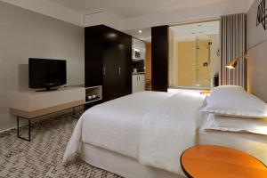 TV a/nebo společenská místnost v ubytování Four Points by Sheraton Munich Arabellapark