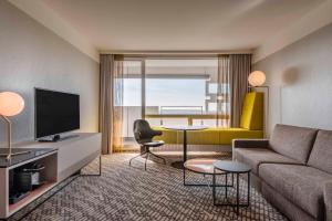 TV a/nebo společenská místnost v ubytování Four Points by Sheraton Munich Arabellapark