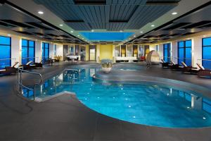 Bazén v ubytování Four Points by Sheraton Munich Arabellapark nebo v jeho okolí