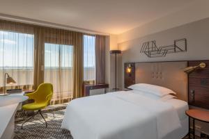 Postel nebo postele na pokoji v ubytování Four Points by Sheraton Munich Arabellapark