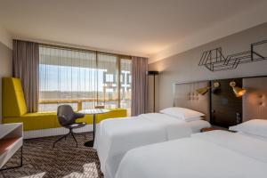 Postel nebo postele na pokoji v ubytování Four Points by Sheraton Munich Arabellapark