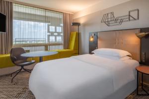 Postel nebo postele na pokoji v ubytování Four Points by Sheraton Munich Arabellapark