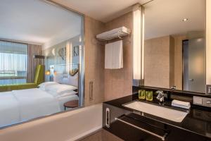 Postel nebo postele na pokoji v ubytování Four Points by Sheraton Munich Arabellapark