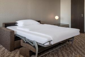 Postel nebo postele na pokoji v ubytování Four Points by Sheraton Munich Arabellapark