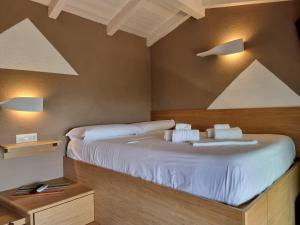 A bed or beds in a room at Lu Canaleddu Room