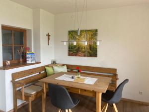 jadalnia z drewnianym stołem i krzesłami w obiekcie Garten Apartment Diwoky w mieście St. Gilgen
