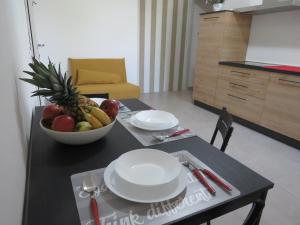 un tavolo con piatti e un cesto di frutta di Il Tarassaco-exclusive pool a Santa Maria a Monte